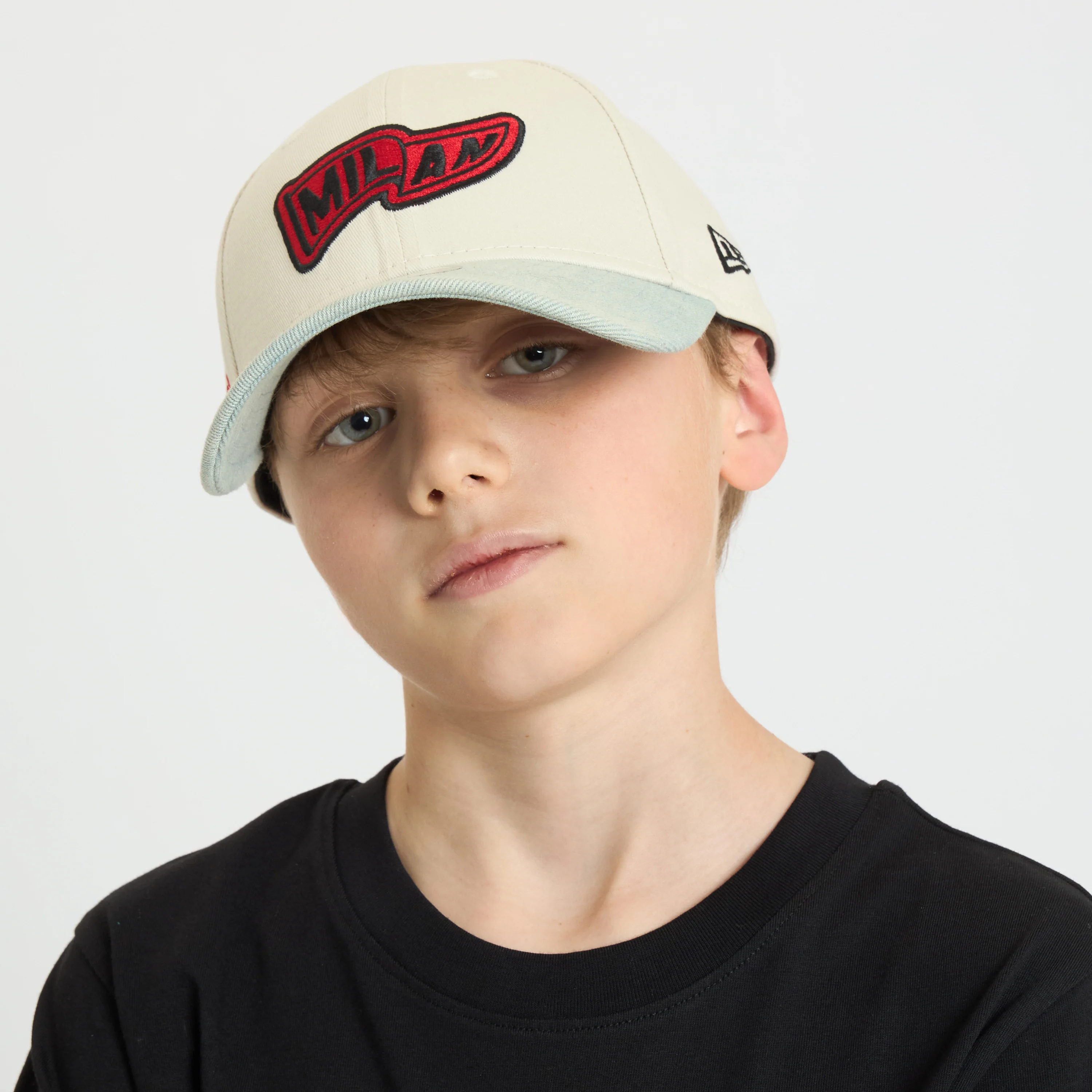 CAPPELLINO RAGAZZO 9FORTY® NEW ERA X AC MILAN BIANCO CON VISIERA IN DENIM - Image 3
